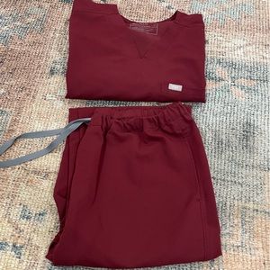 Men’s size medium straight fit Figs top and bottom